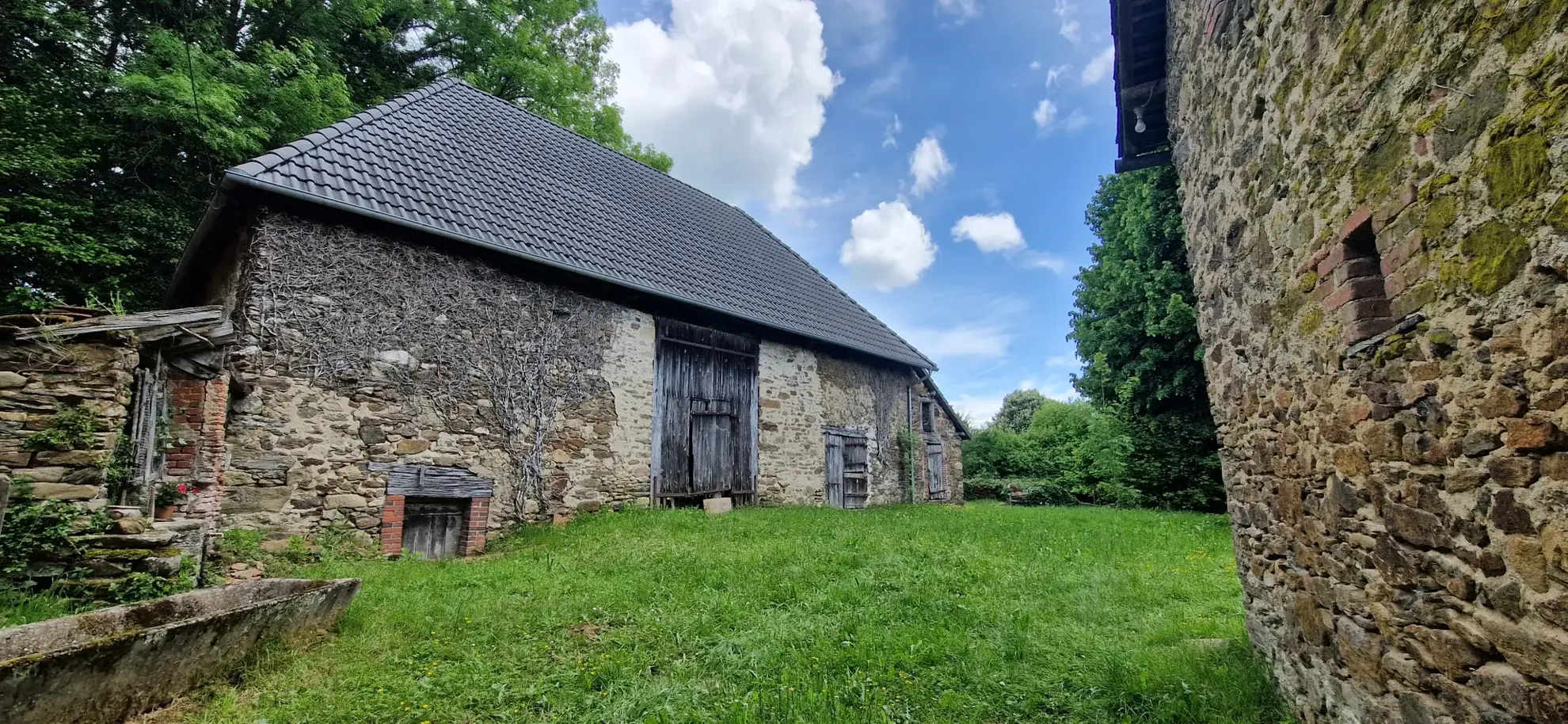 Ensemble en pierres avec maison à rénover et grange à proximité de Pompadour et Lubersac 