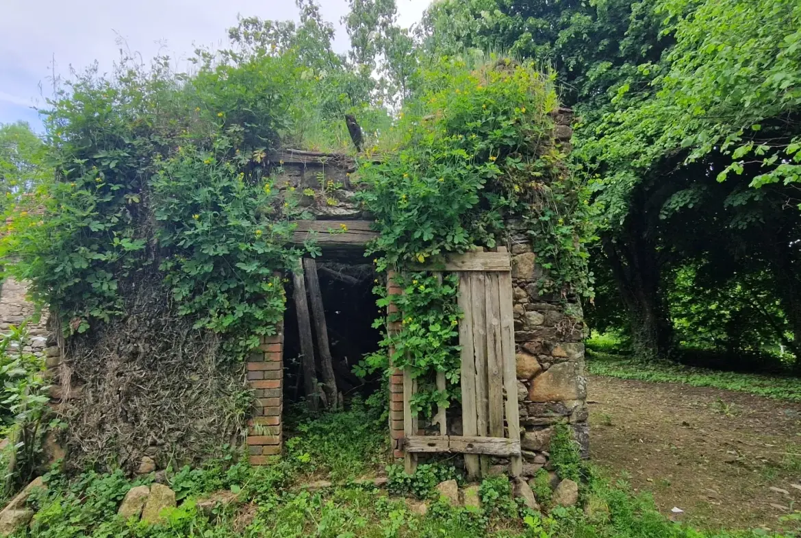 Ensemble en pierres avec maison à rénover et grange à proximité de Pompadour et Lubersac 
