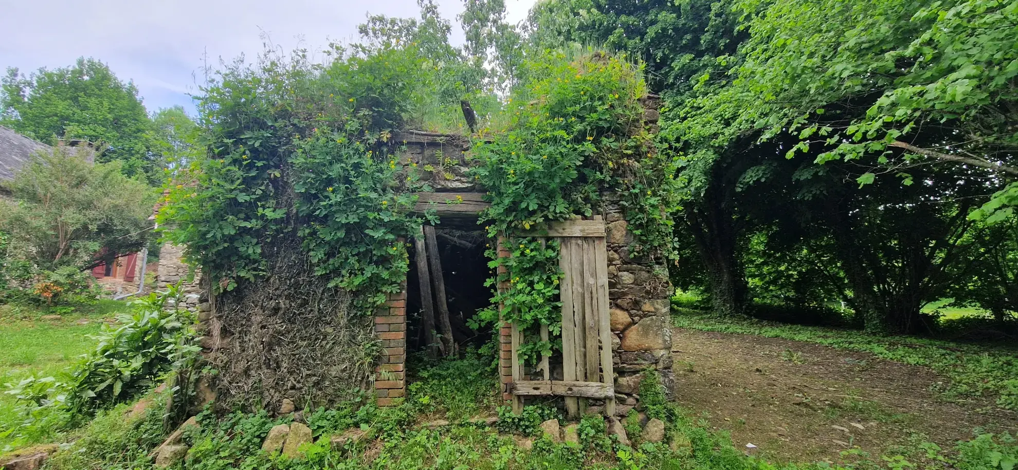 Ensemble en pierres avec maison à rénover et grange à proximité de Pompadour et Lubersac 