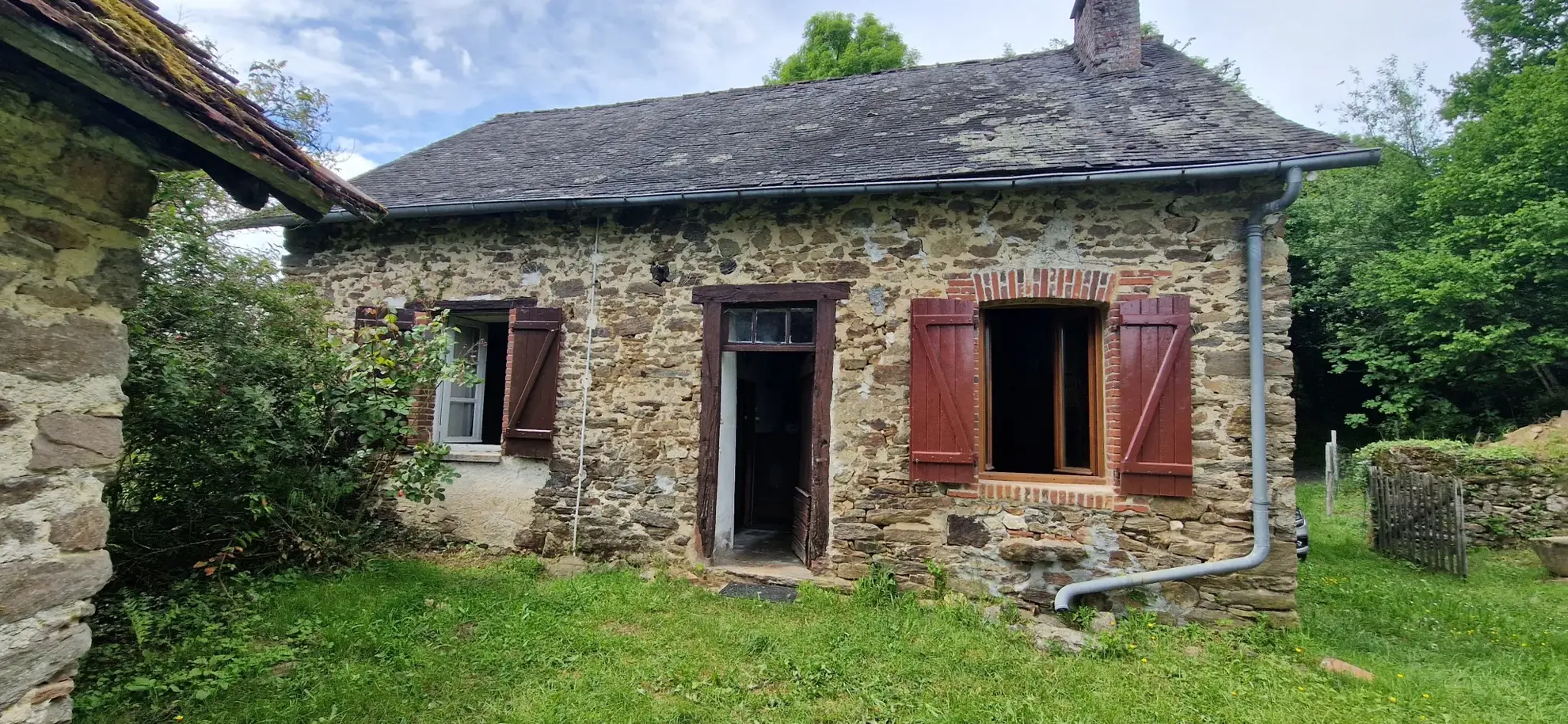 Ensemble en pierres avec maison à rénover et grange à proximité de Pompadour et Lubersac 