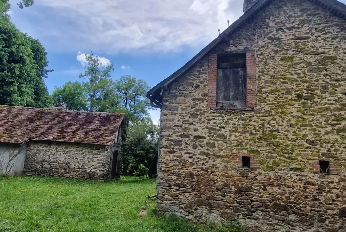 Ensemble en pierres avec maison à rénover et grange à proximité de Pompadour et Lubersac 