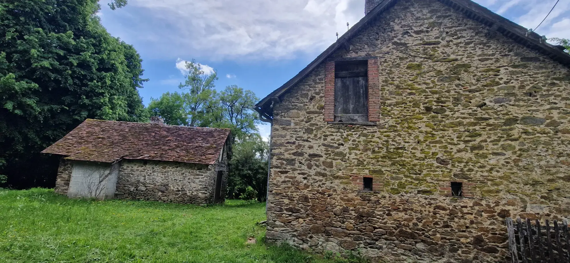 Ensemble en pierres avec maison à rénover et grange à proximité de Pompadour et Lubersac 