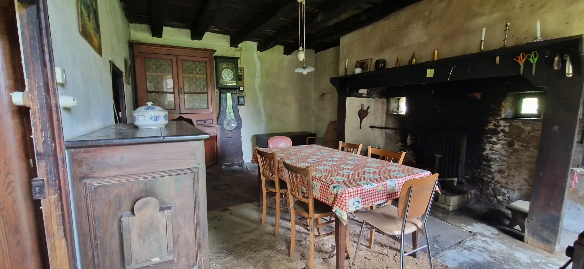 Ensemble en pierres avec maison à rénover et grange à proximité de Pompadour et Lubersac 