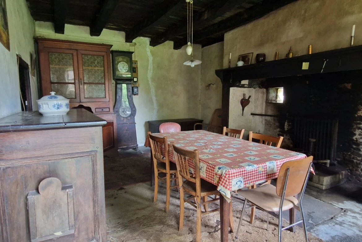 Ensemble en pierres avec maison à rénover et grange à proximité de Pompadour et Lubersac 