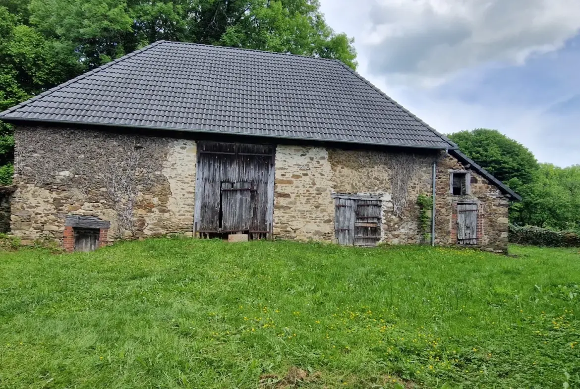 Ensemble en pierres avec maison à rénover et grange à proximité de Pompadour et Lubersac 