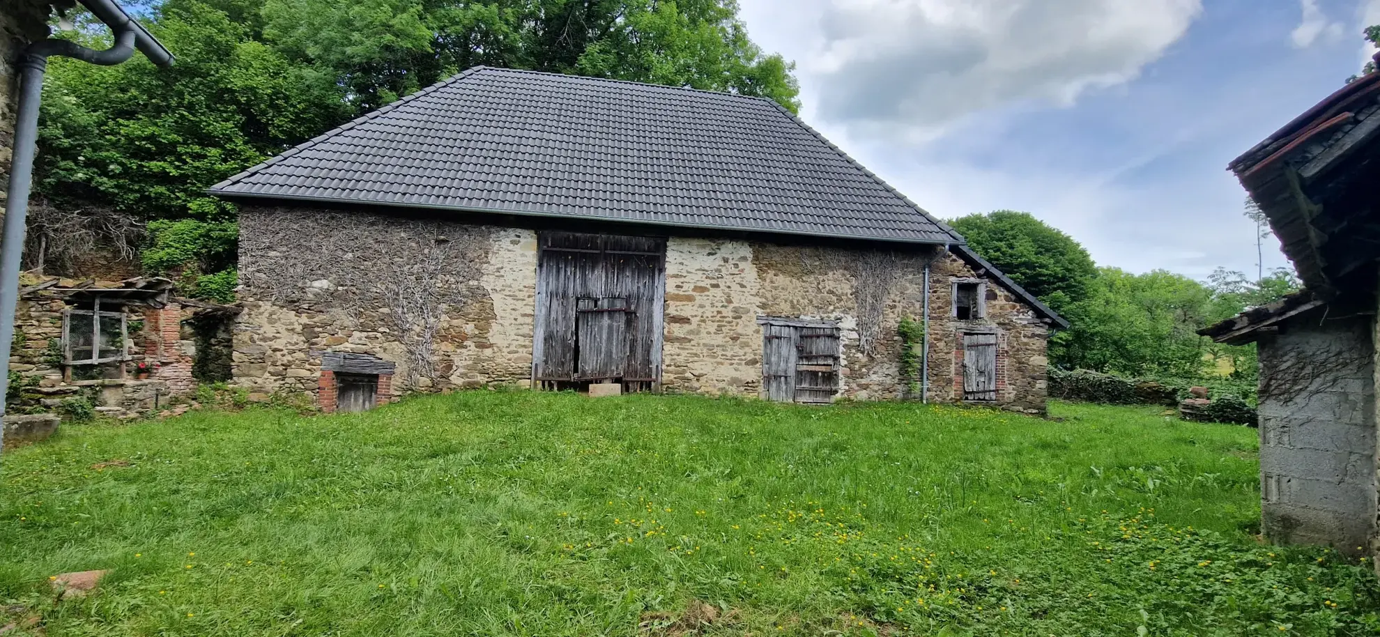 Ensemble en pierres avec maison à rénover et grange à proximité de Pompadour et Lubersac 