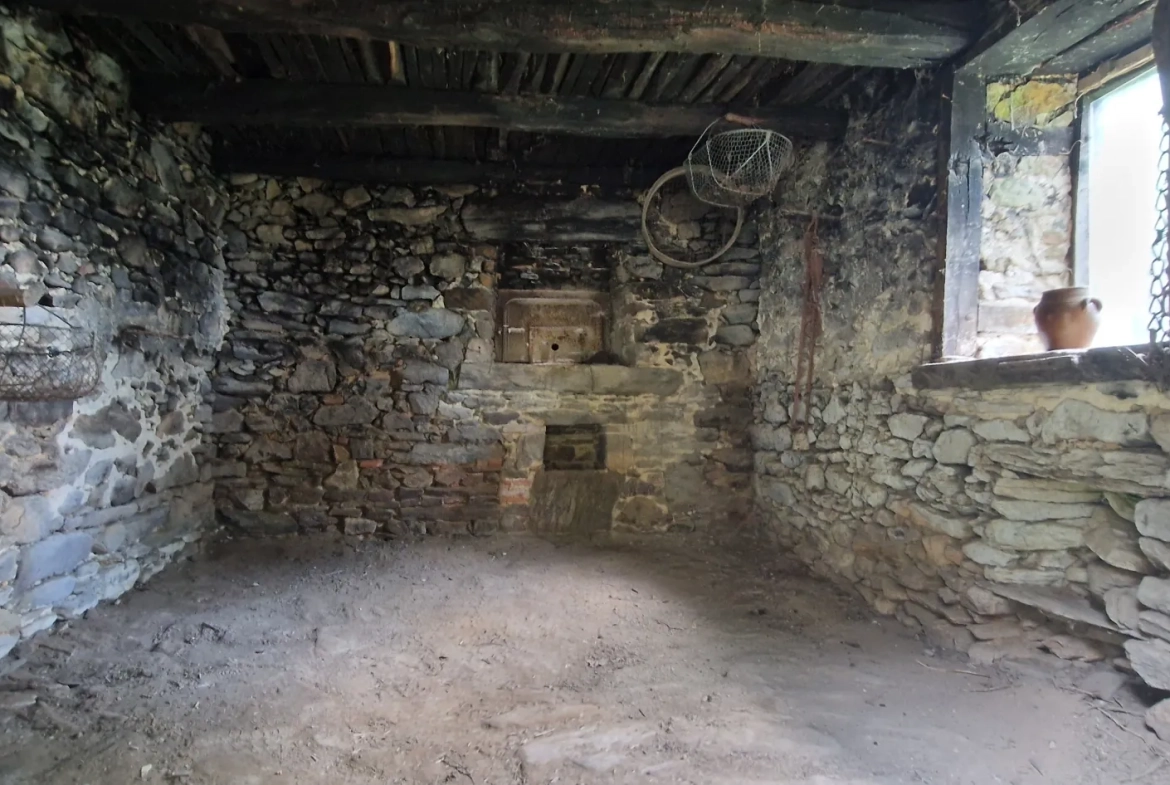 Ensemble en pierres avec maison à rénover et grange à proximité de Pompadour et Lubersac 