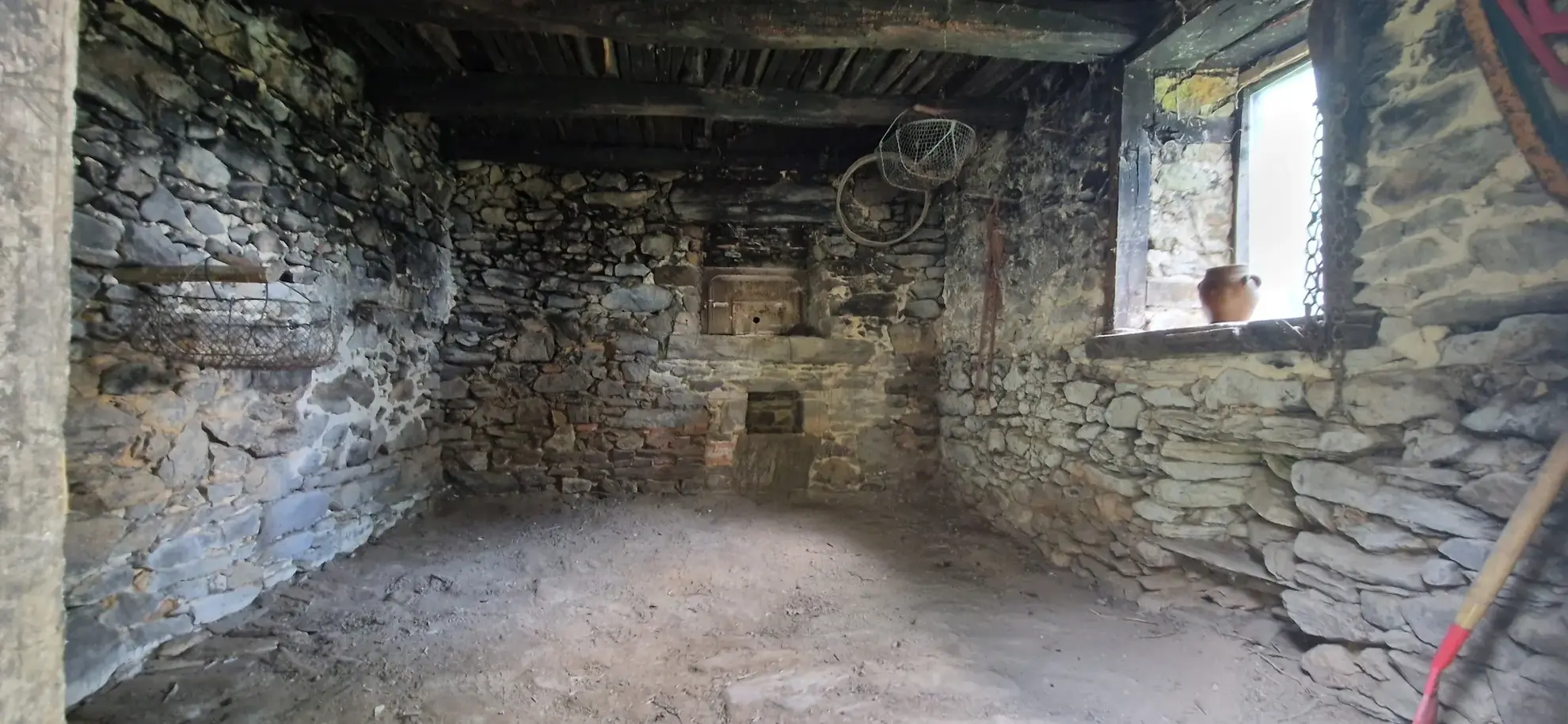 Ensemble en pierres avec maison à rénover et grange à proximité de Pompadour et Lubersac 