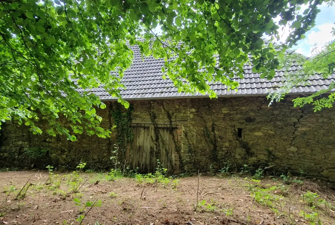 Ensemble en pierres avec maison à rénover et grange à proximité de Pompadour et Lubersac 