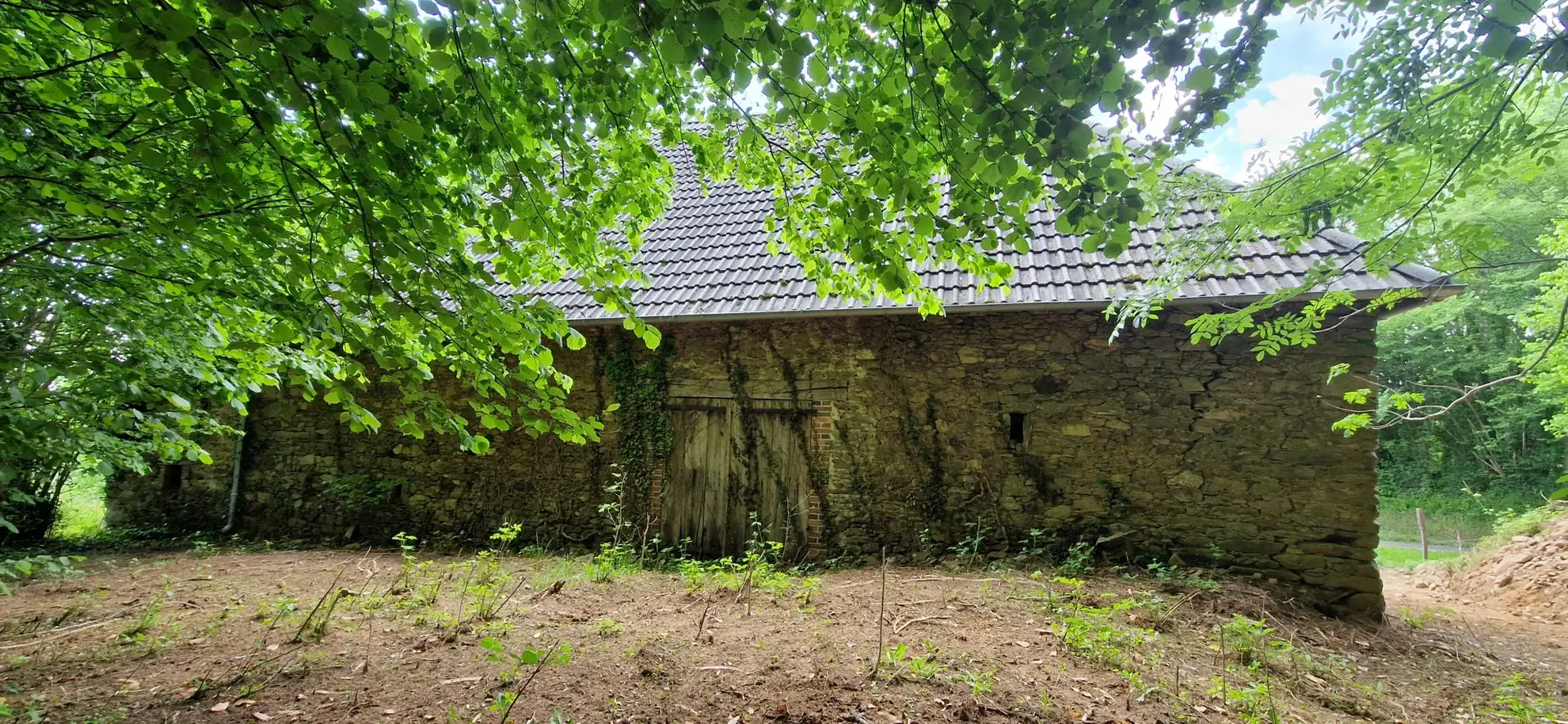 Ensemble en pierres avec maison à rénover et grange à proximité de Pompadour et Lubersac 