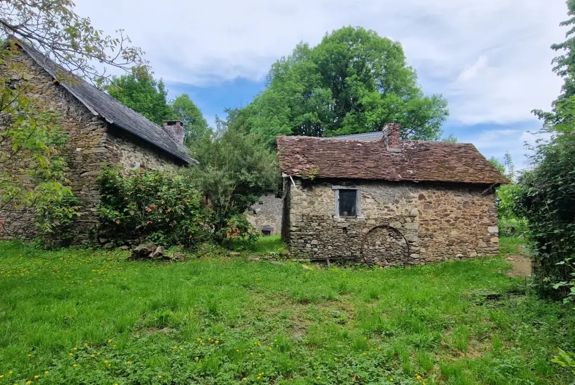 Ensemble en pierres avec maison à rénover et grange à proximité de Pompadour et Lubersac 