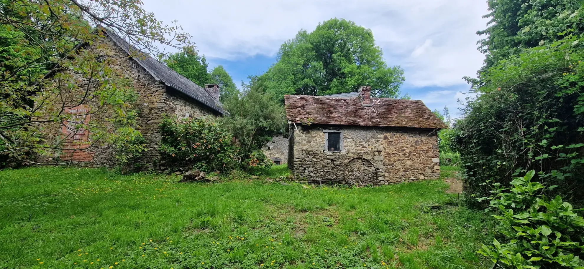 Ensemble en pierres avec maison à rénover et grange à proximité de Pompadour et Lubersac 