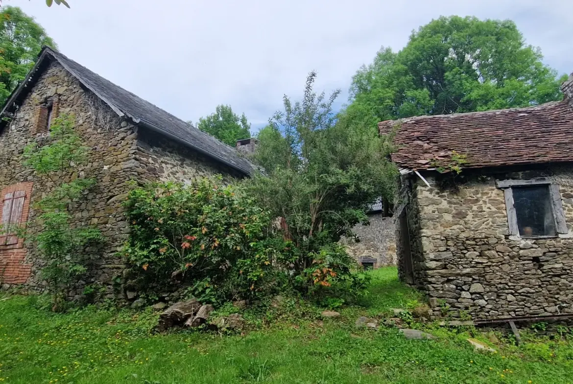 Ensemble en pierres avec maison à rénover et grange à proximité de Pompadour et Lubersac 