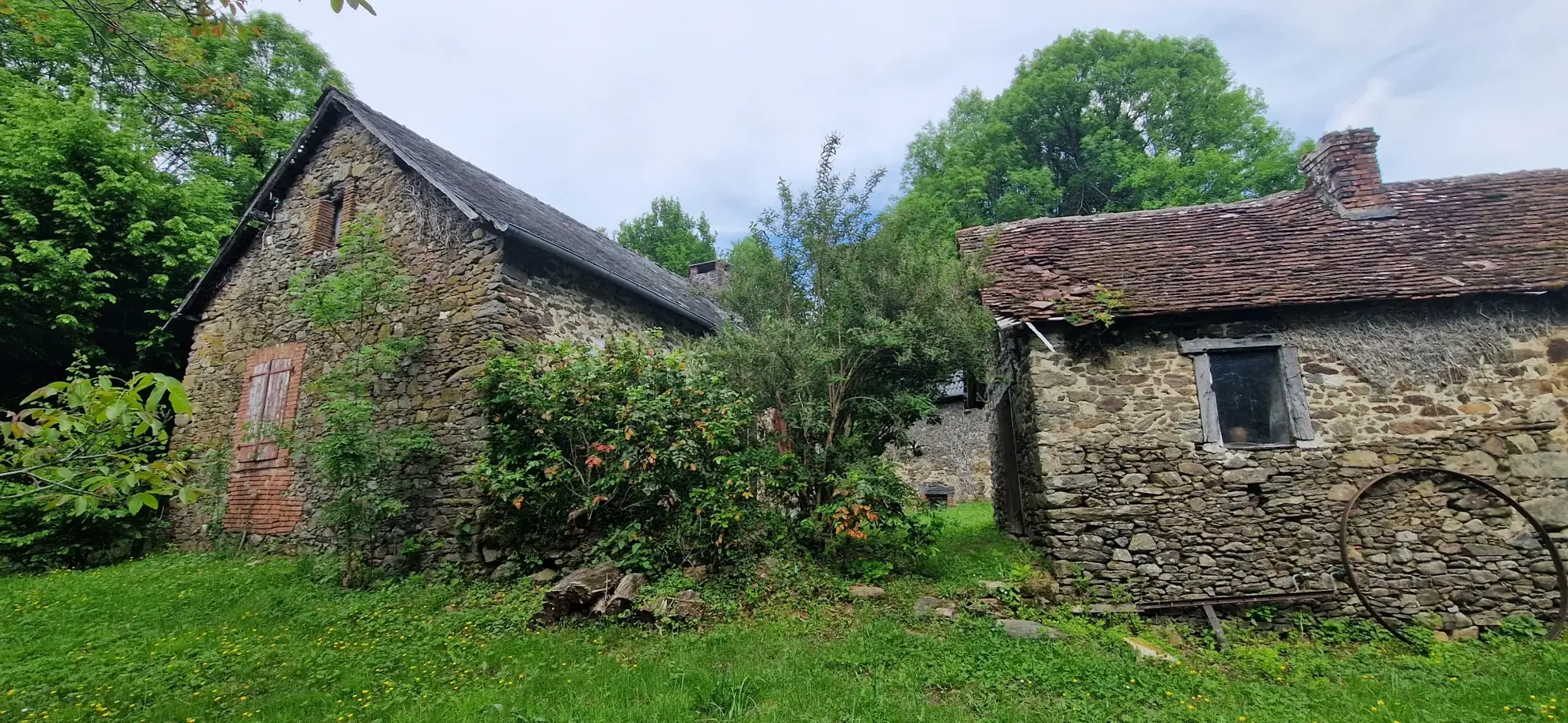 Ensemble en pierres avec maison à rénover et grange à proximité de Pompadour et Lubersac 