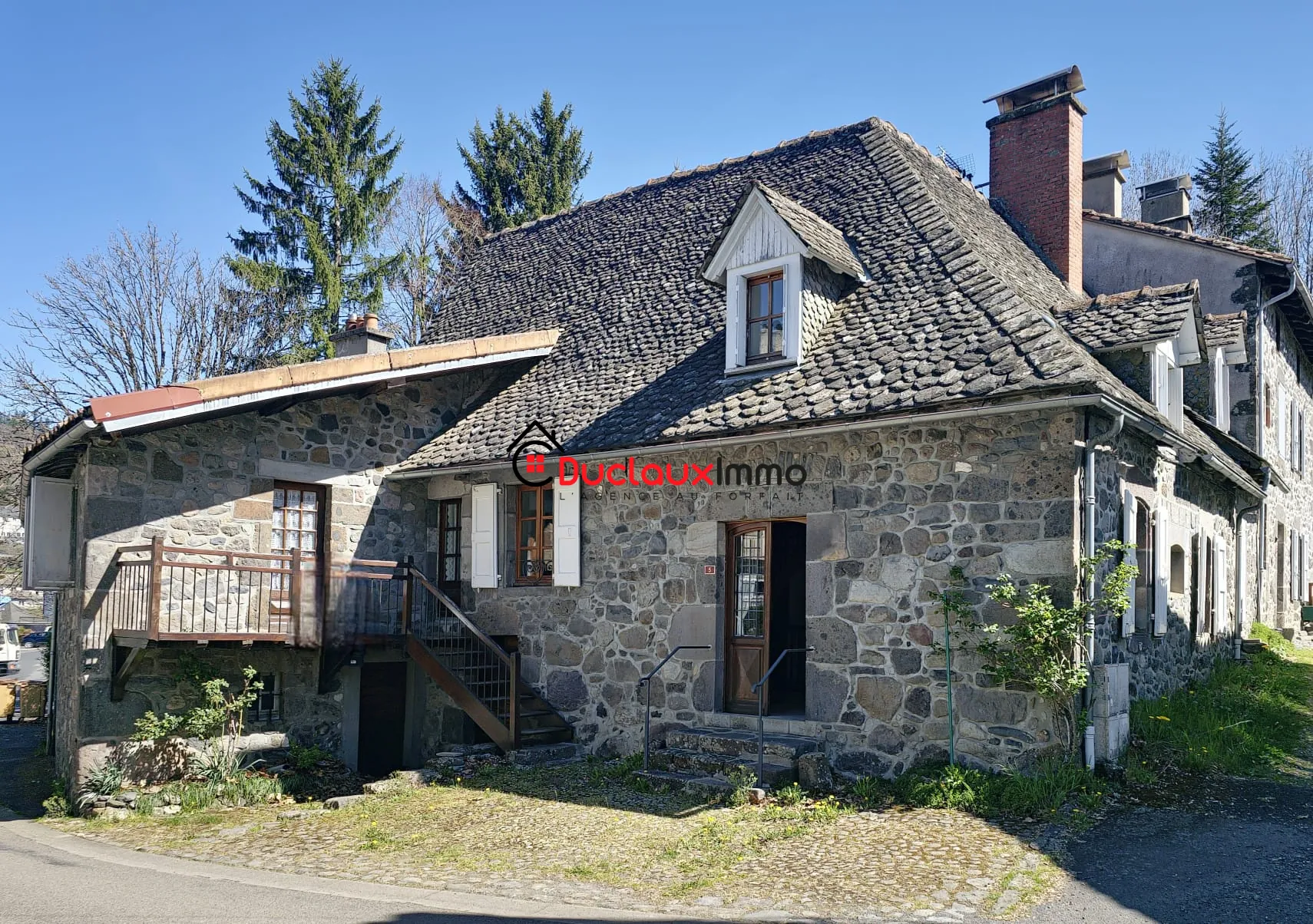 Maison ancienne en pierre avec gîte et dépendance à Marmanhac près d'Aurillac 