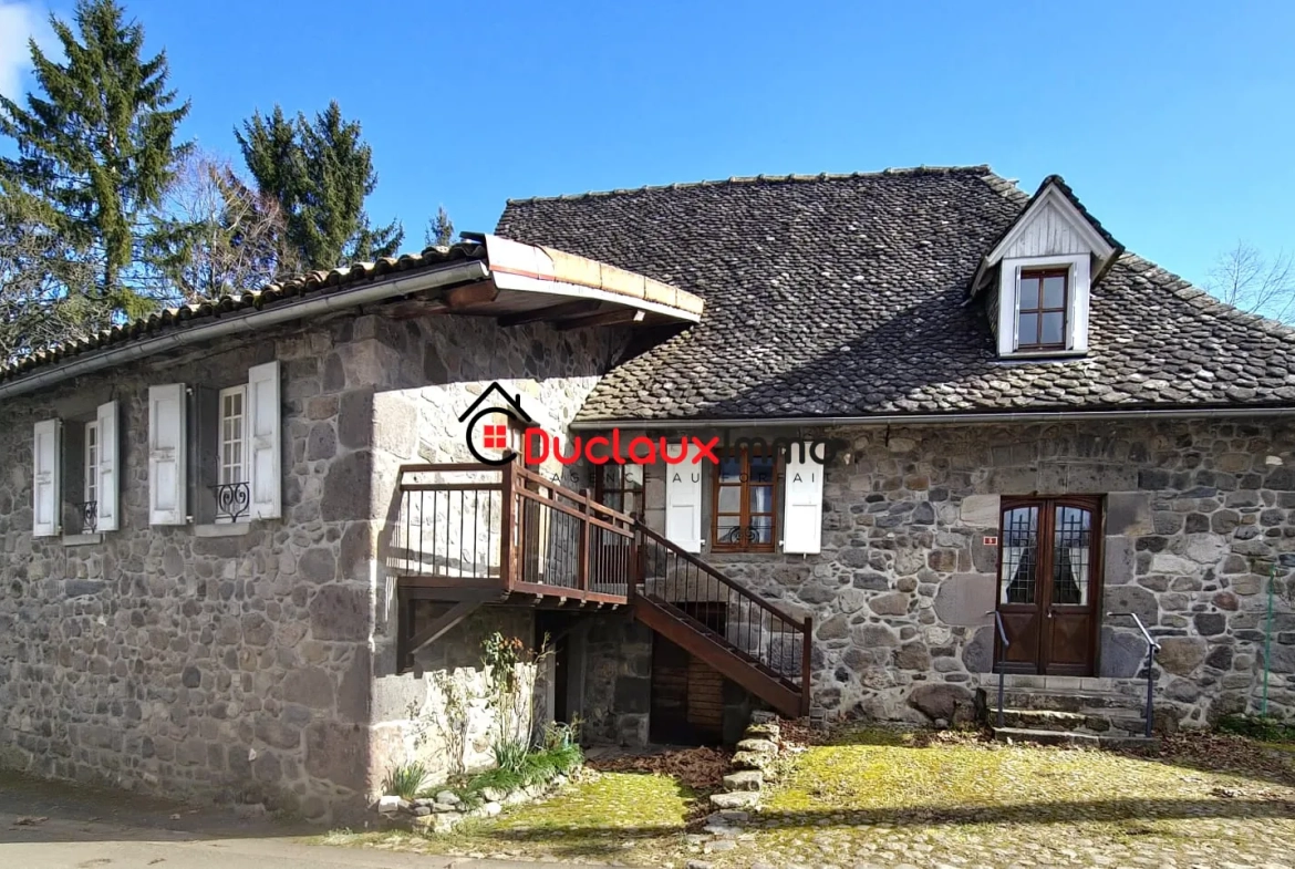 Maison ancienne en pierre avec gîte et dépendance à Marmanhac près d'Aurillac 