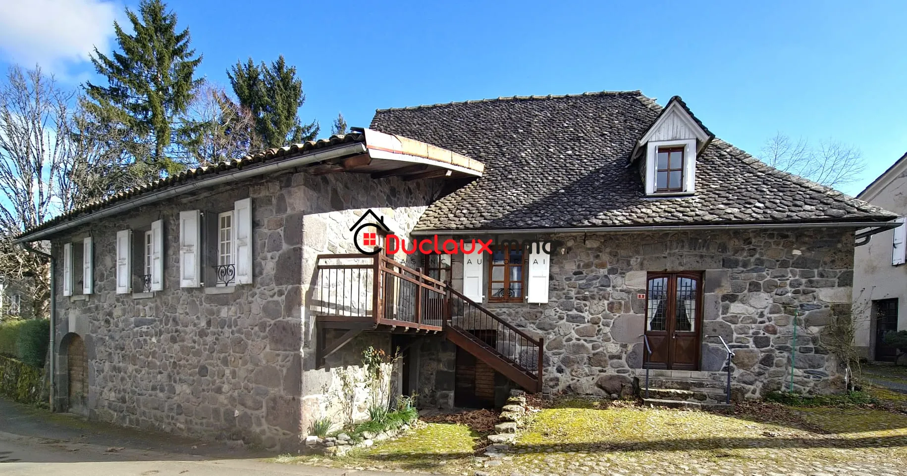 Maison ancienne en pierre avec gîte et dépendance à Marmanhac près d'Aurillac 