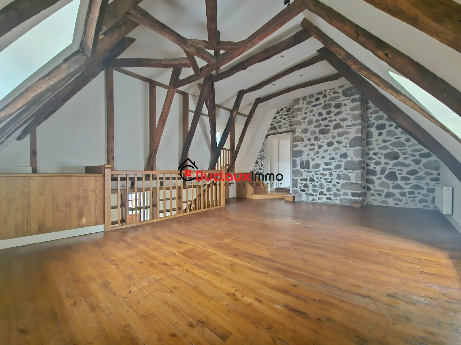 Maison ancienne en pierre avec gîte et dépendance à Marmanhac près d'Aurillac 