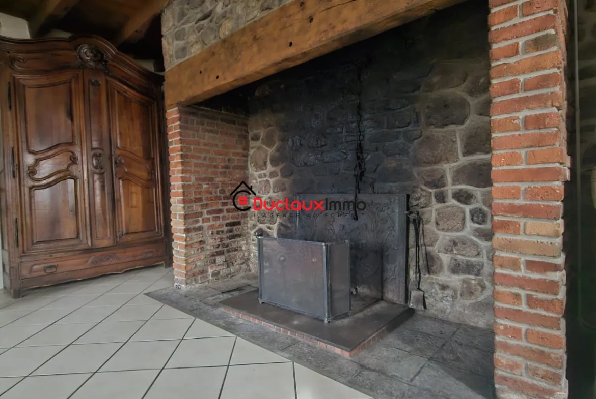 Maison ancienne en pierre avec gîte et dépendance à Marmanhac près d'Aurillac 