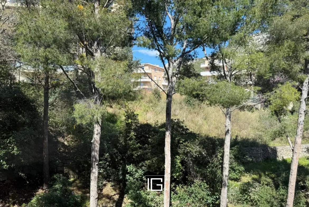 Magnifique appartement de 3 pièces à Toulon avec balcon, vue mer et parking privé 