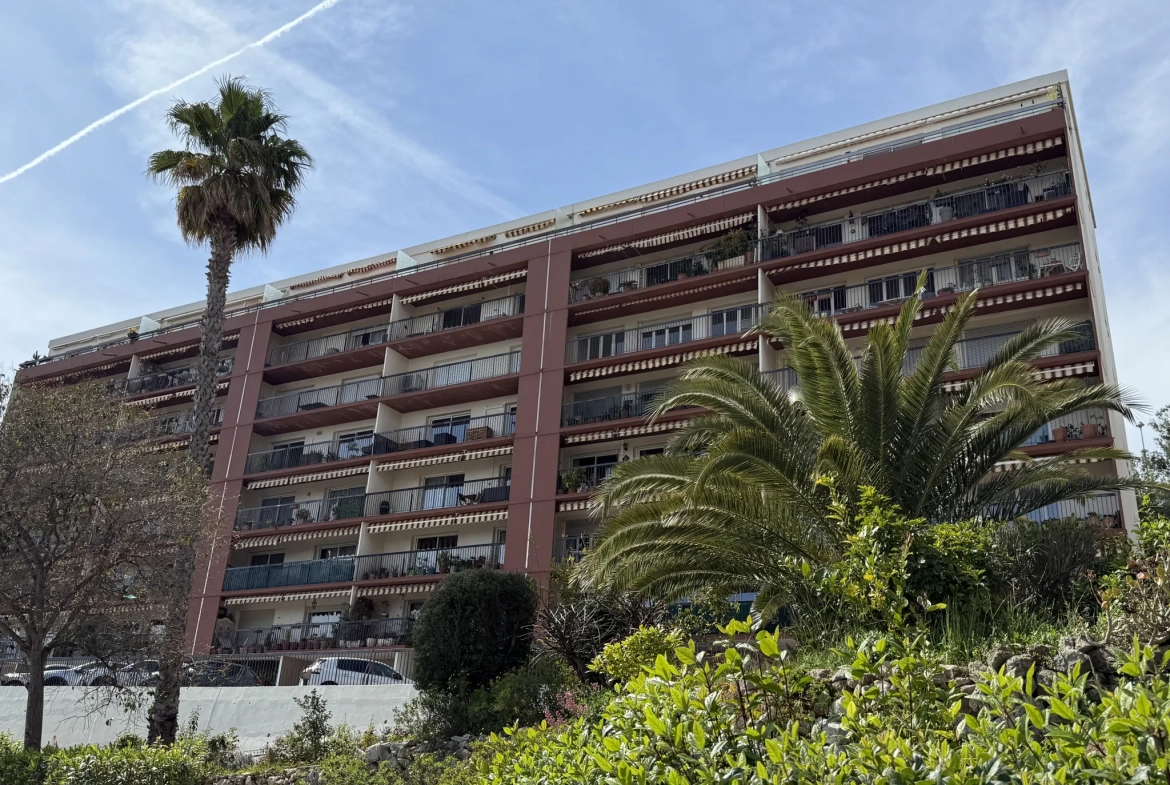 Magnifique appartement de 3 pièces à Toulon avec balcon, vue mer et parking privé 