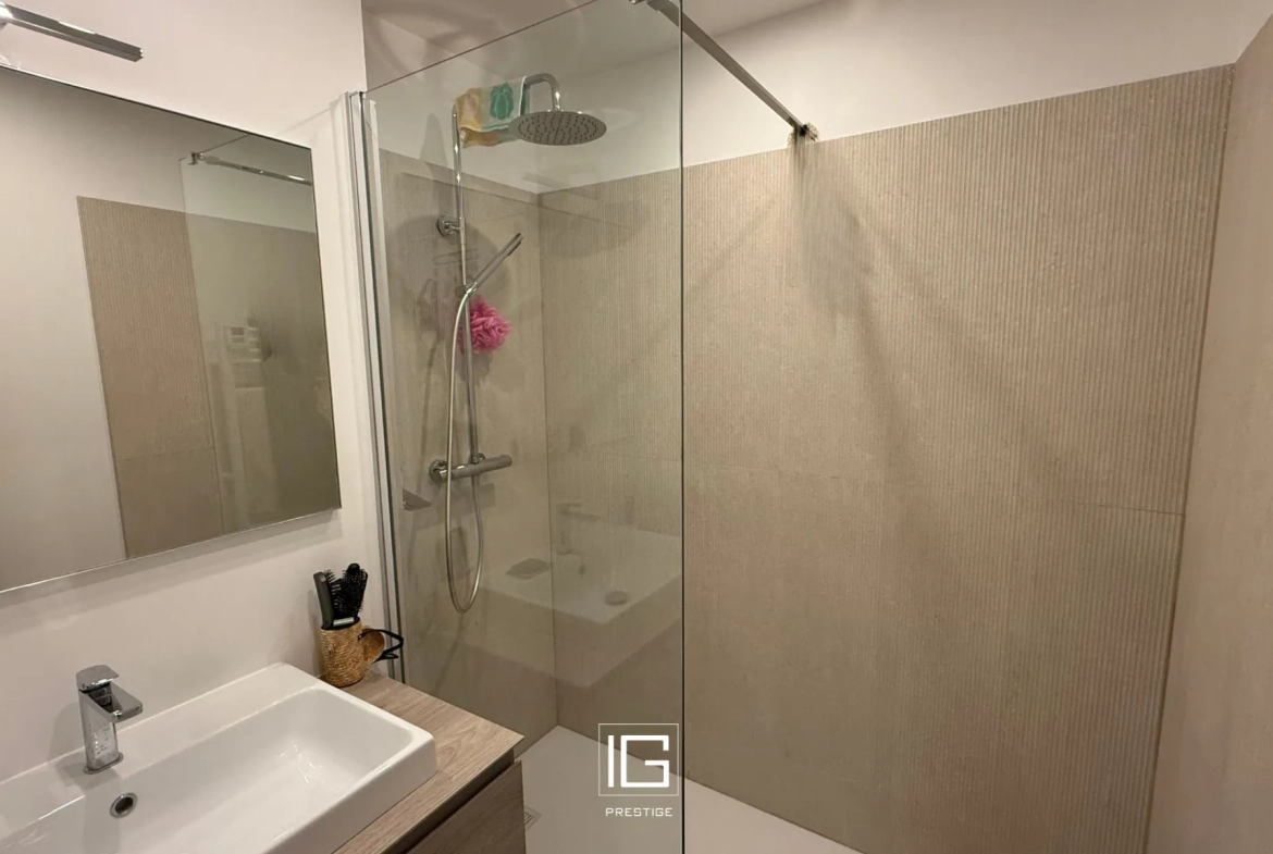 Magnifique appartement de 3 pièces à Toulon avec balcon, vue mer et parking privé 