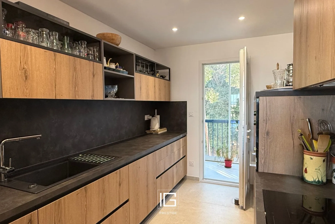 Magnifique appartement de 3 pièces à Toulon avec balcon, vue mer et parking privé 