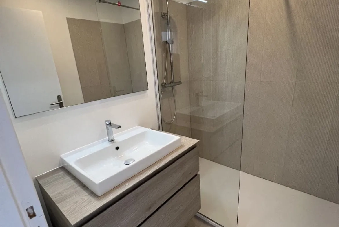 Magnifique appartement de 3 pièces à Toulon avec balcon, vue mer et parking privé 