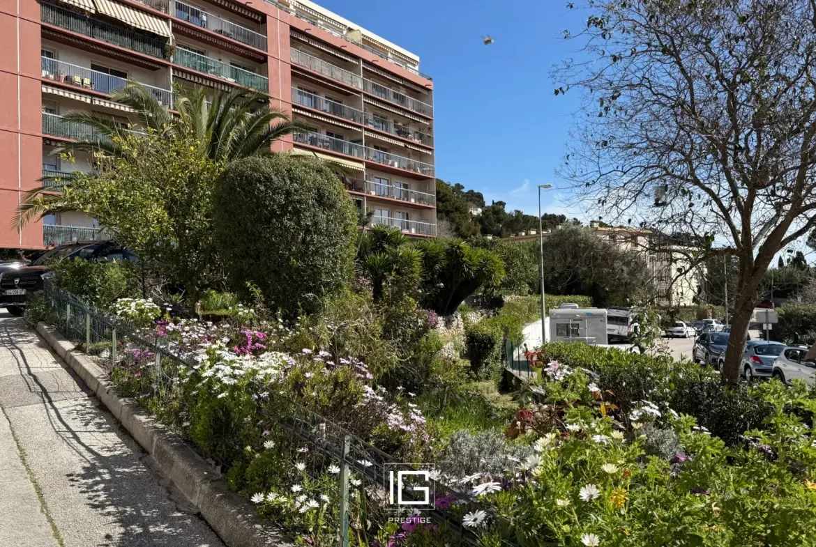 Magnifique appartement de 3 pièces à Toulon avec balcon, vue mer et parking privé 