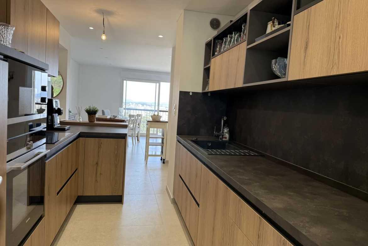 Magnifique appartement de 3 pièces à Toulon avec balcon, vue mer et parking privé 