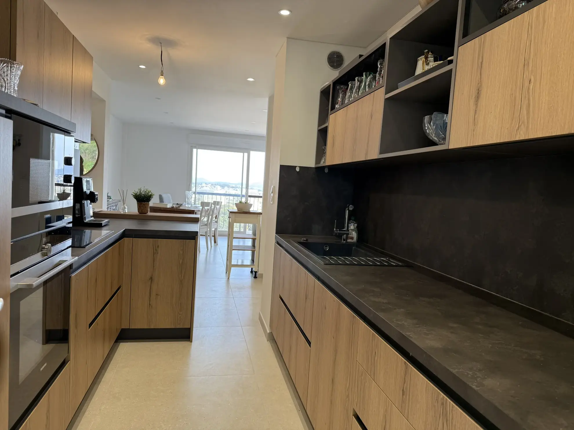 Magnifique appartement de 3 pièces à Toulon avec balcon, vue mer et parking privé 