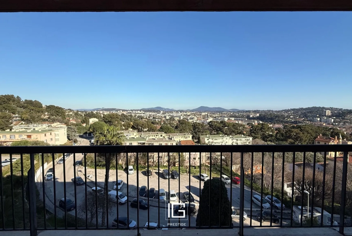 Magnifique appartement de 3 pièces à Toulon avec balcon, vue mer et parking privé 