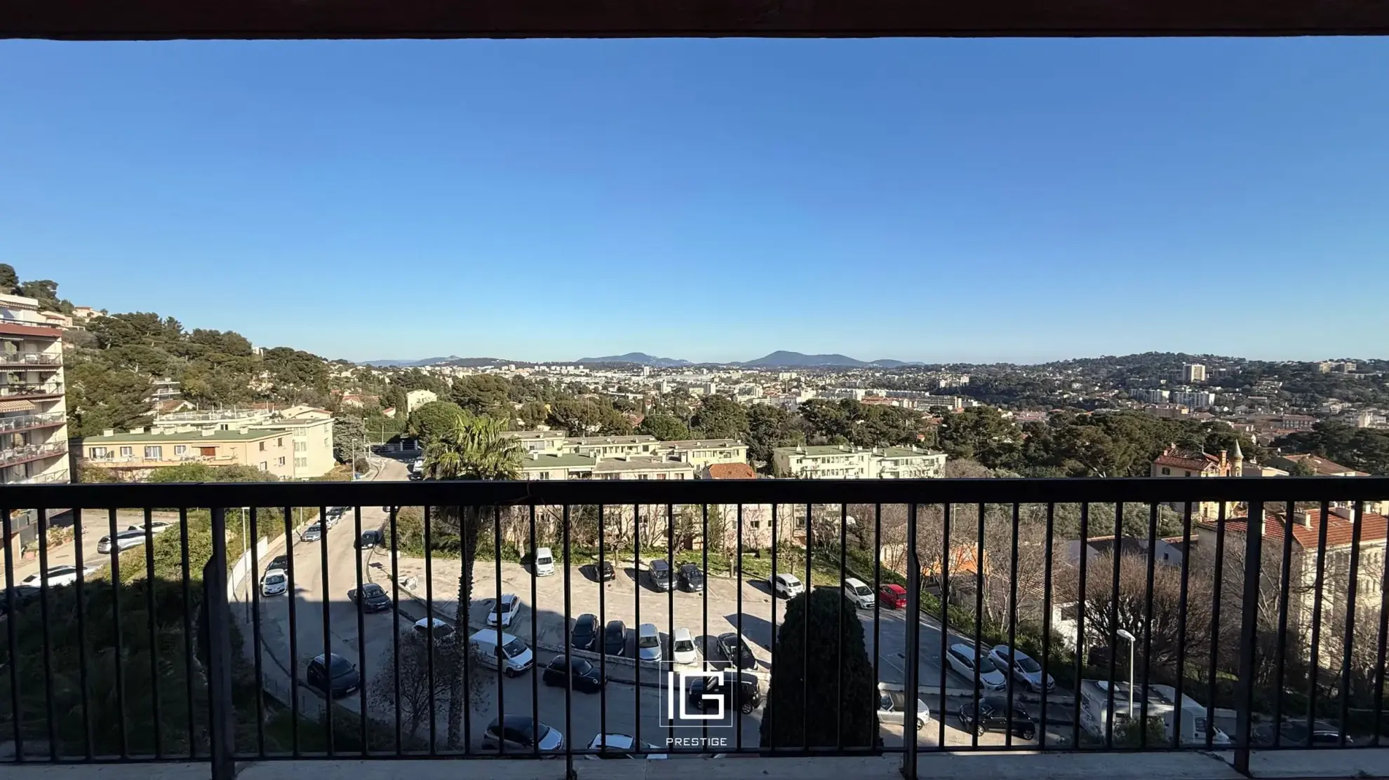 Magnifique appartement de 3 pièces à Toulon avec balcon, vue mer et parking privé 