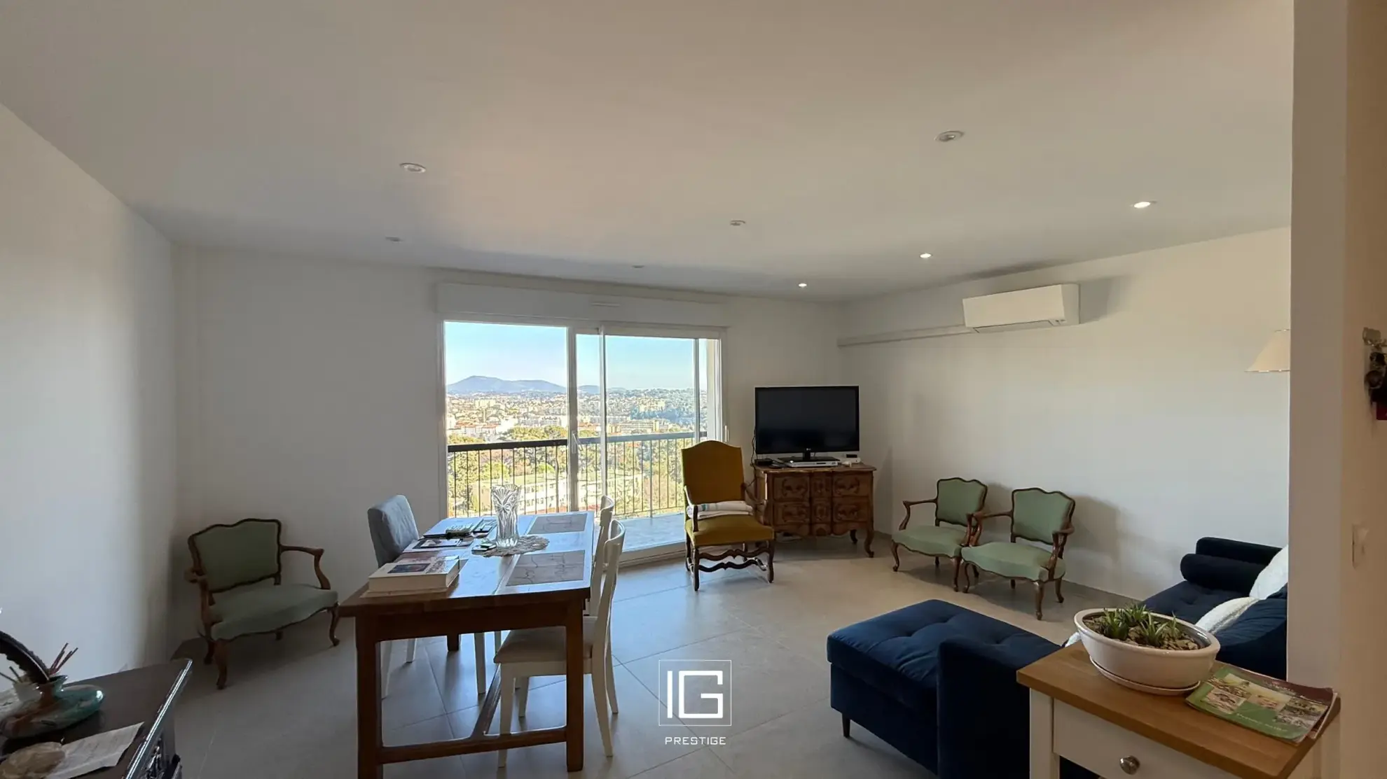 Magnifique appartement de 3 pièces à Toulon avec balcon, vue mer et parking privé 