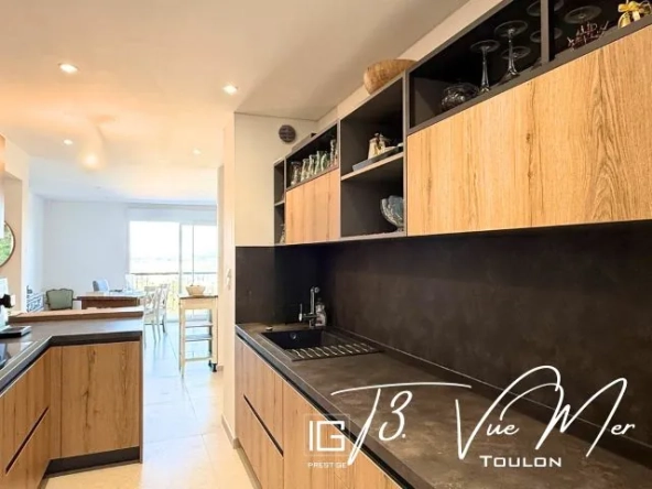 Magnifique appartement de 3 pièces à Toulon avec balcon, vue mer et parking privé