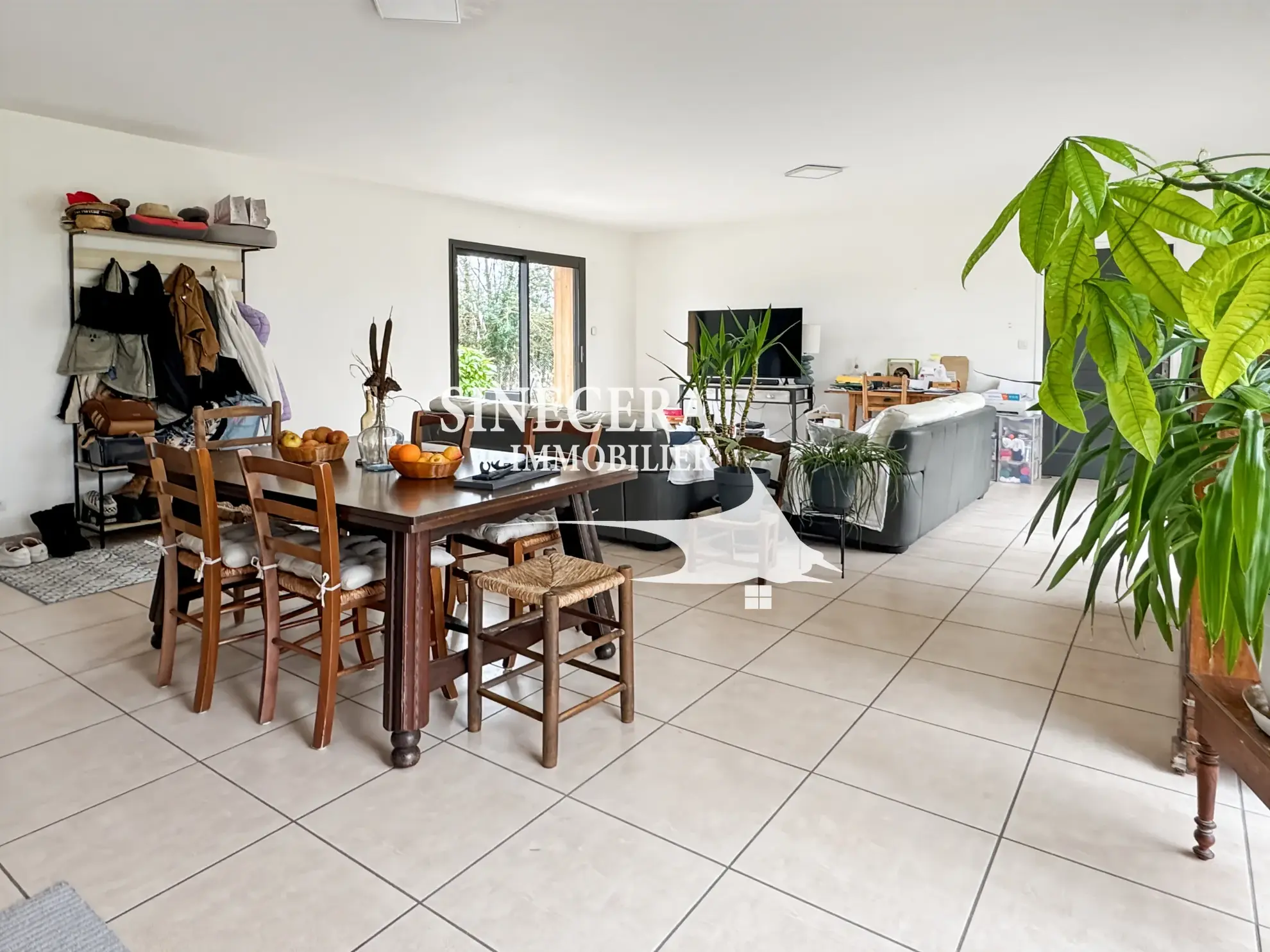 Villa contemporaine à Villetoureix avec terrasse et vue dégagée 