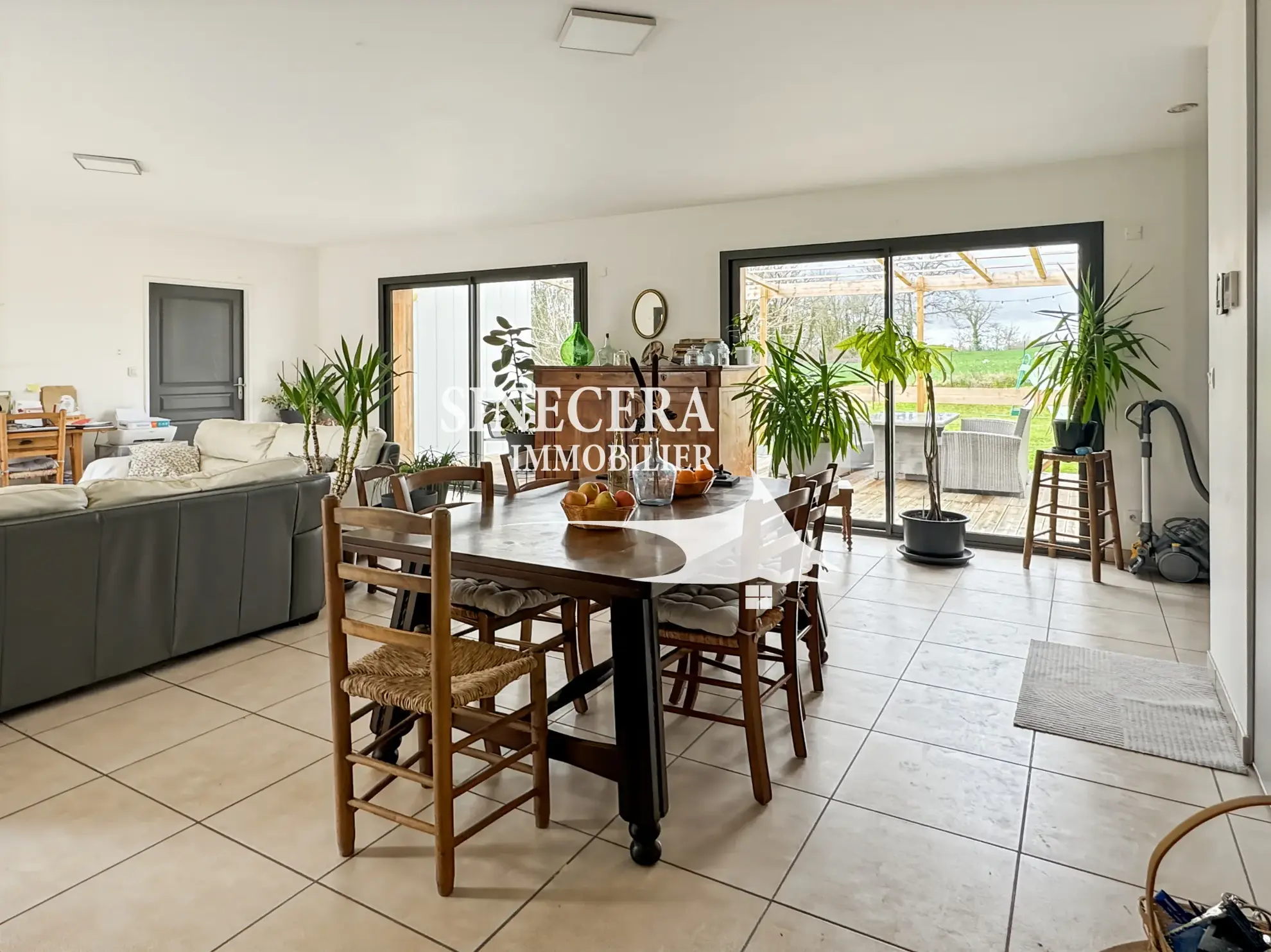 Villa contemporaine à Villetoureix avec terrasse et vue dégagée 
