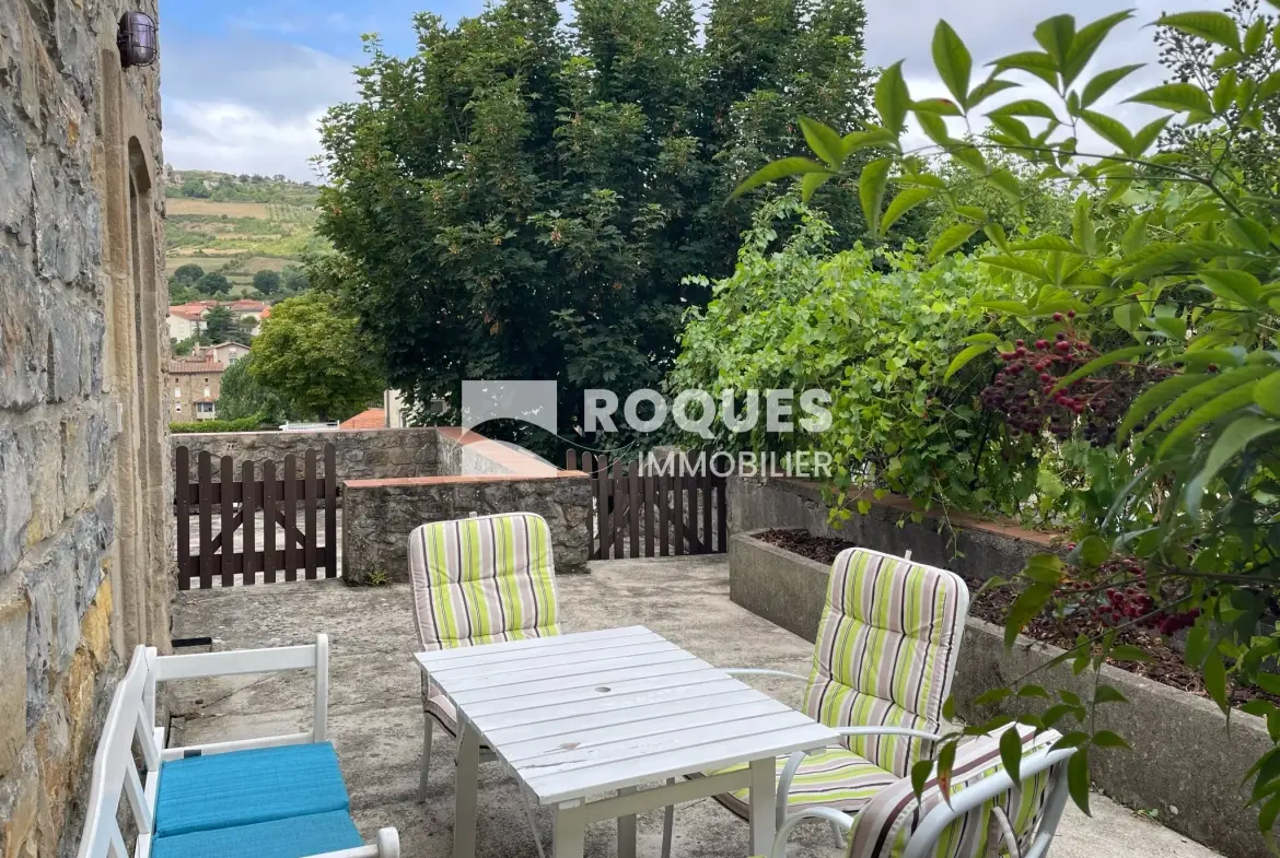 Maison en pierre de 200 m2 avec garage, terrasse et jardin proche Millau 