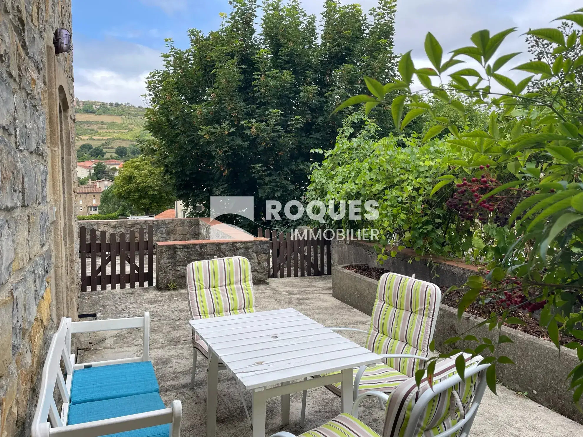 Maison en pierre de 200 m2 avec garage, terrasse et jardin proche Millau 