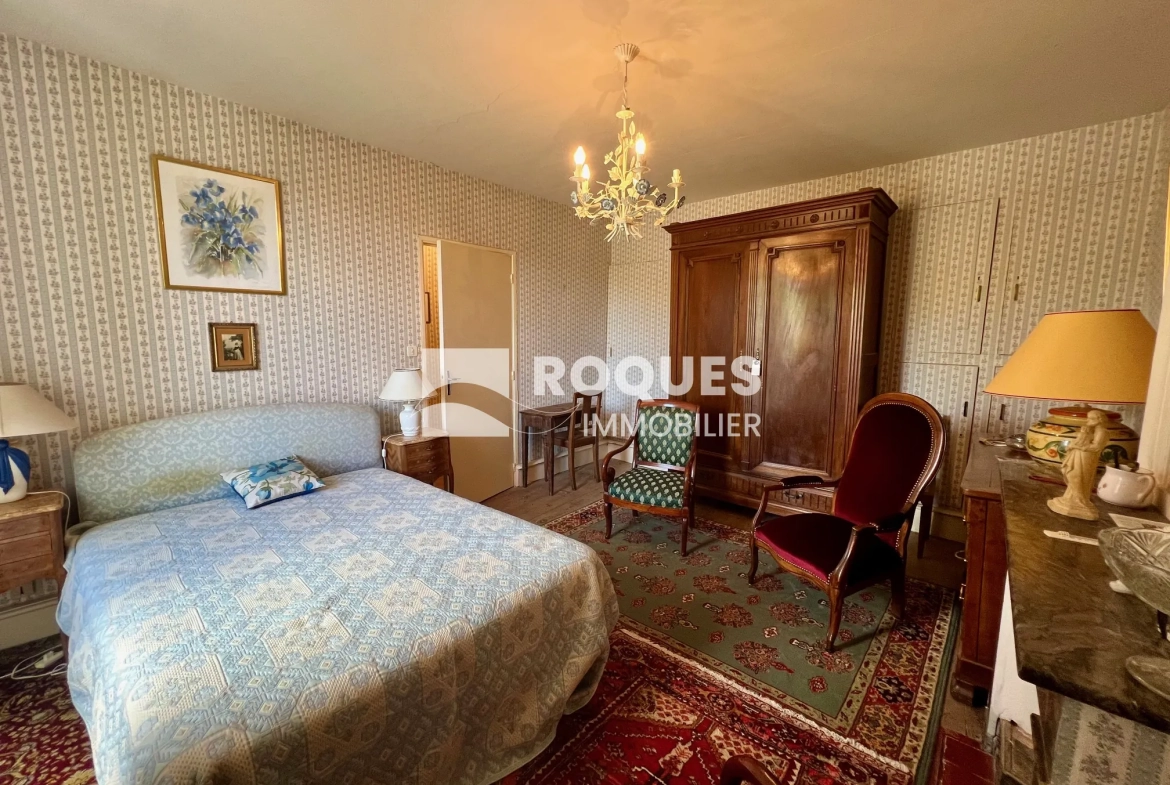 Maison en pierre de 200 m2 avec garage, terrasse et jardin proche Millau 