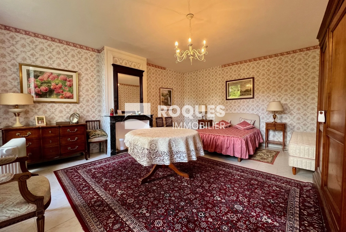 Maison en pierre de 200 m2 avec garage, terrasse et jardin proche Millau 