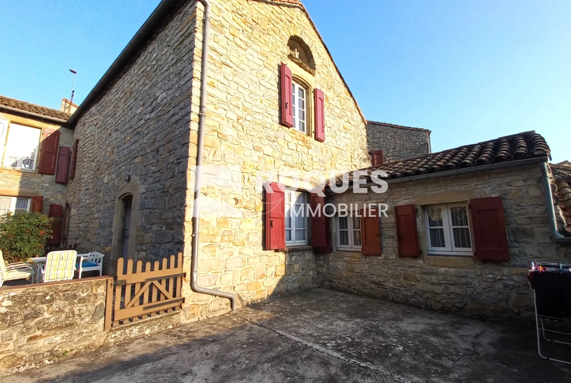 Maison en pierre de 200 m2 avec garage, terrasse et jardin proche Millau 