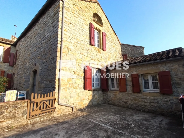 Maison en pierre de 200 m2 avec garage, terrasse et jardin proche Millau