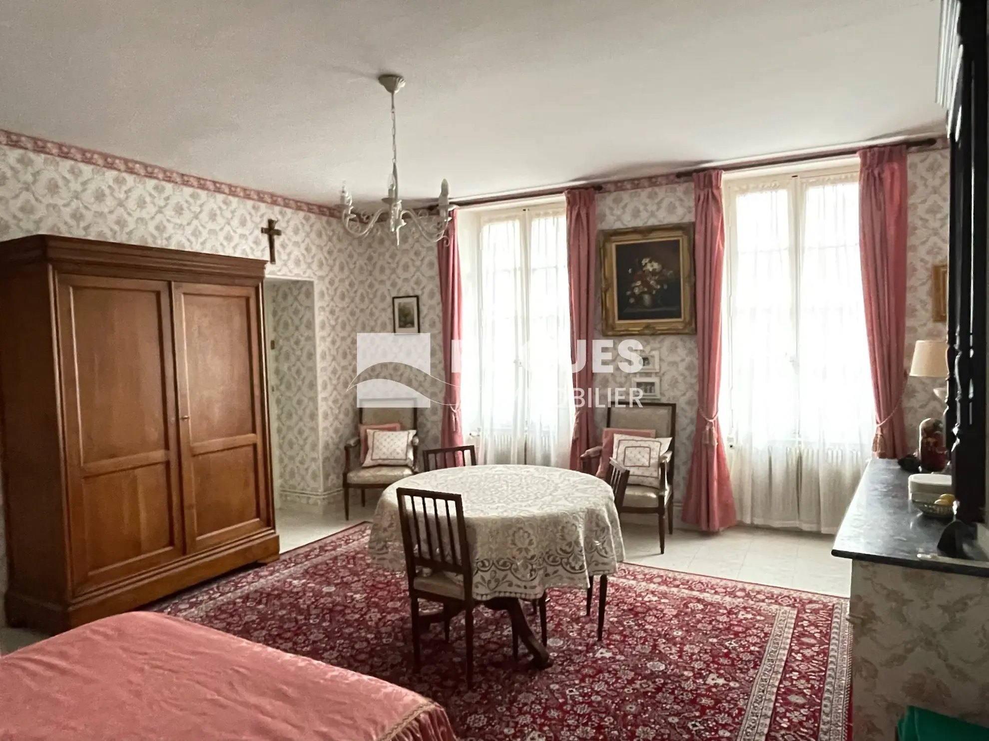 Maison en pierre de 200 m2 avec garage, terrasse et jardin proche Millau 
