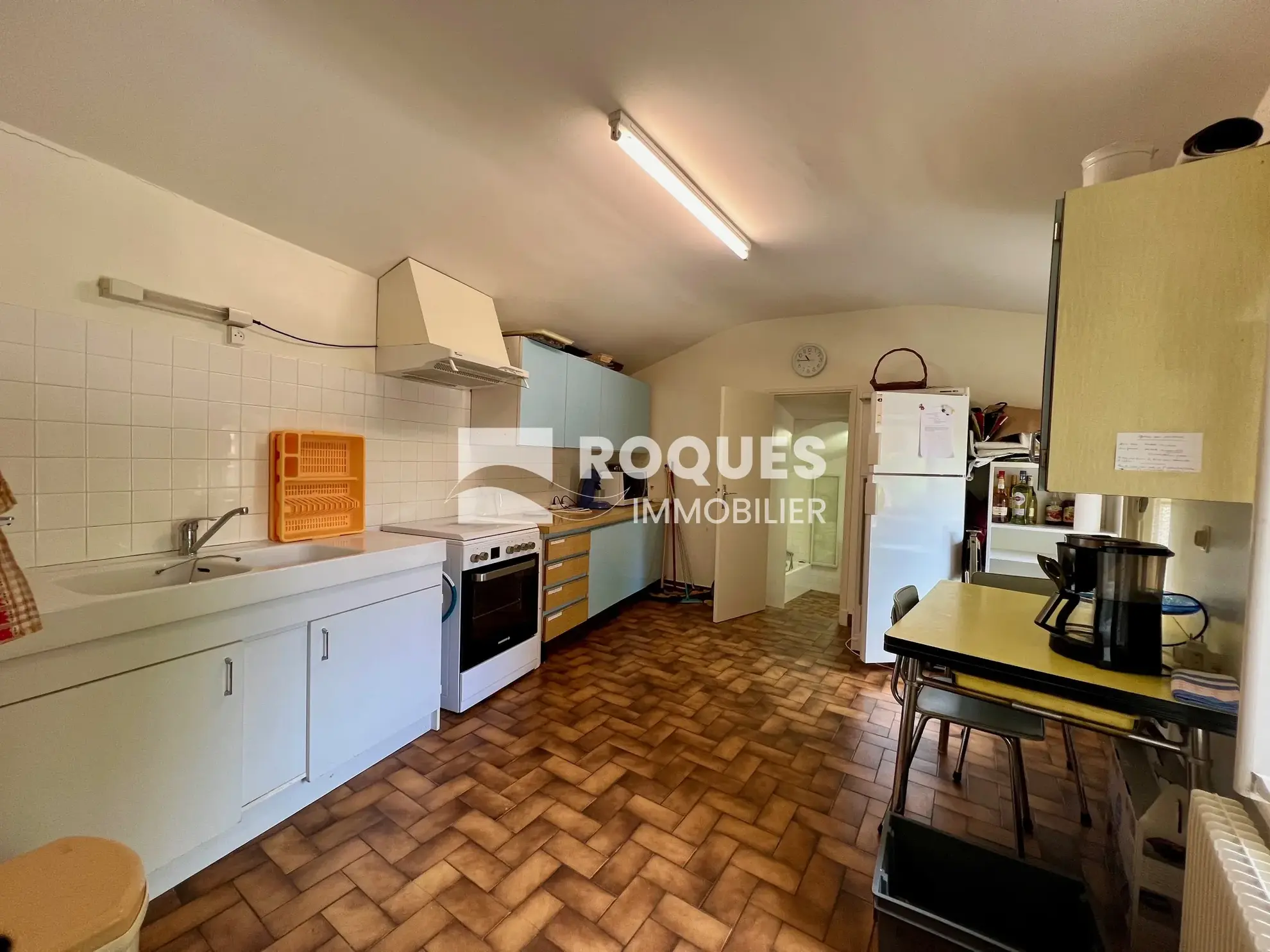 Maison en pierre de 200 m2 avec garage, terrasse et jardin proche Millau 