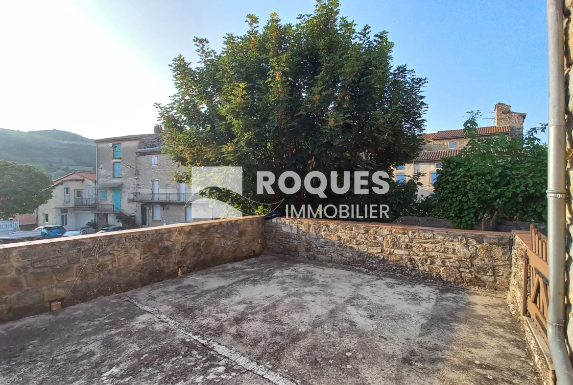 Maison en pierre de 200 m2 avec garage, terrasse et jardin proche Millau 