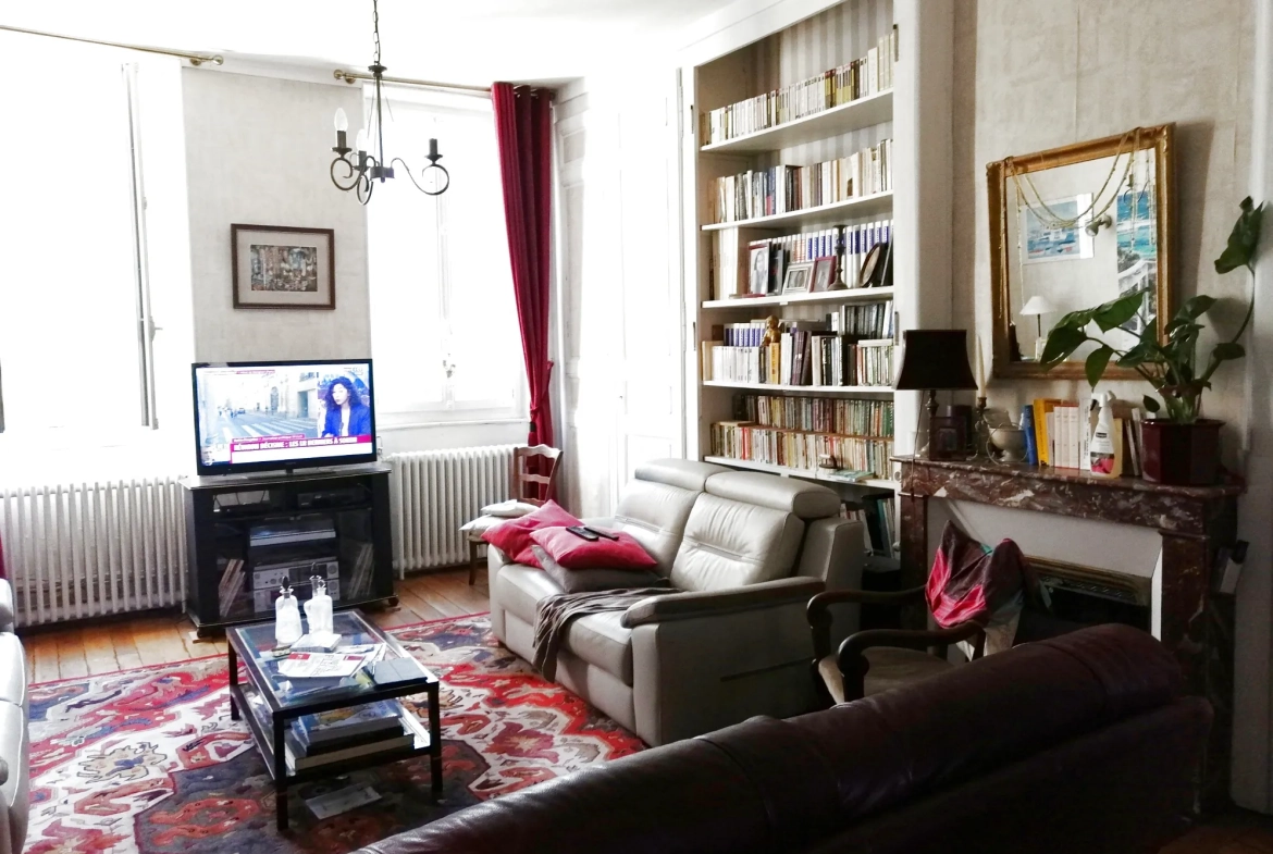 A vendre appartement spacieux de 188 m² avec terrasse au centre-ville de Nevers 