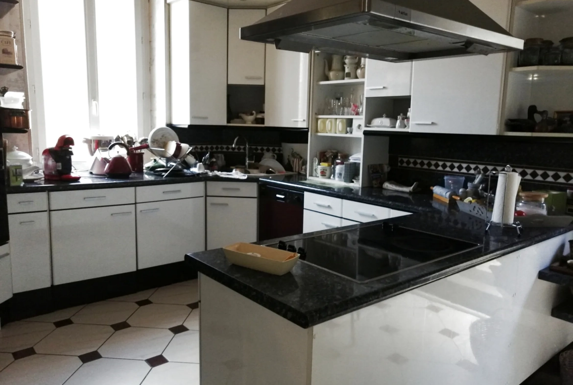 A vendre appartement spacieux de 188 m² avec terrasse au centre-ville de Nevers 
