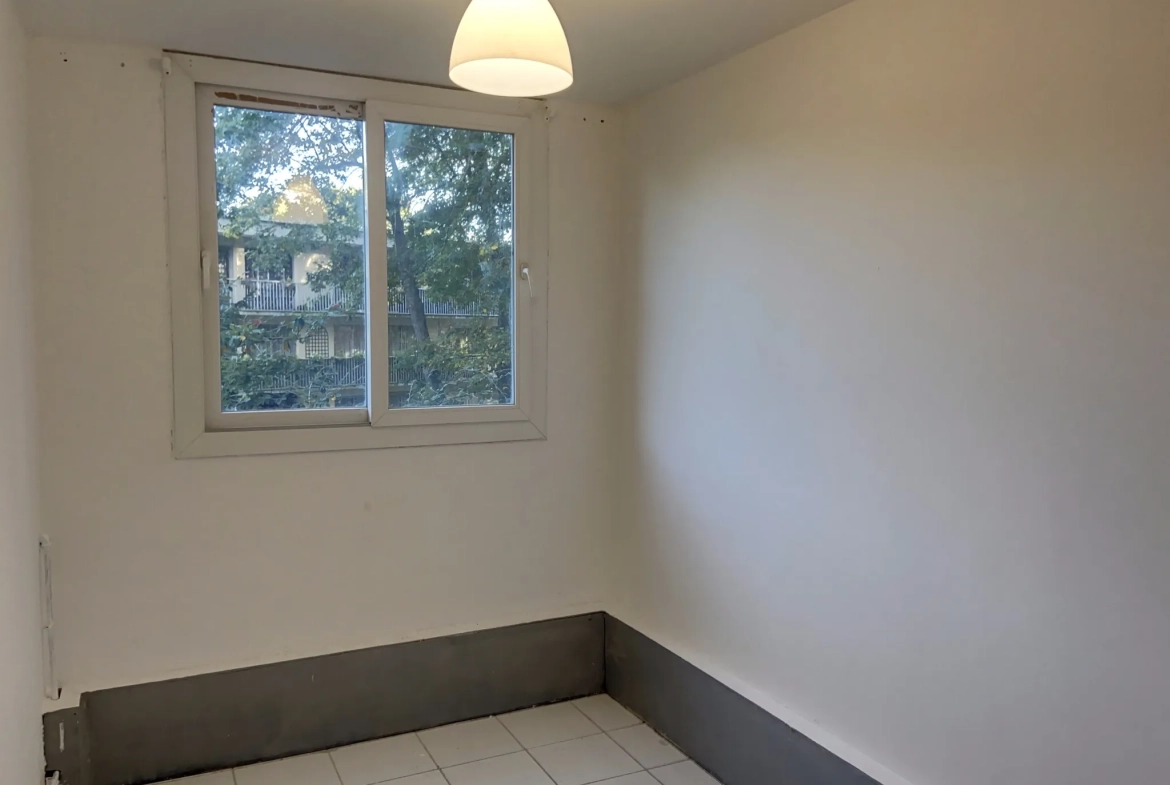 Appartement T5 à Ris-Orangis avec balcon et cave, résidence sécurisée 
