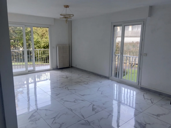 Appartement T5 à Ris-Orangis avec balcon et cave, résidence sécurisée
